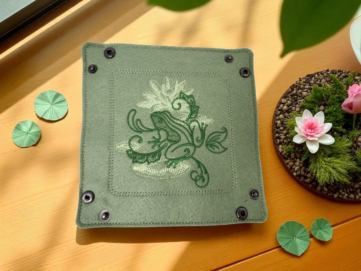 Frog gift set, dice tray and dice bag