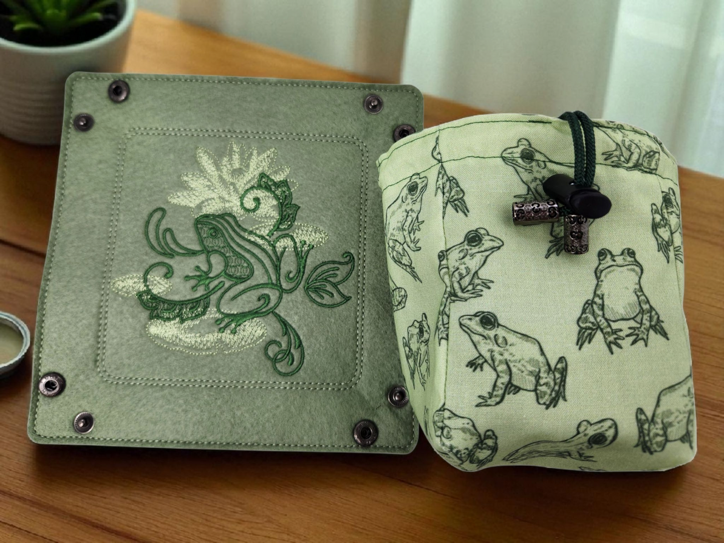Frog gift set, dice tray and dice bag