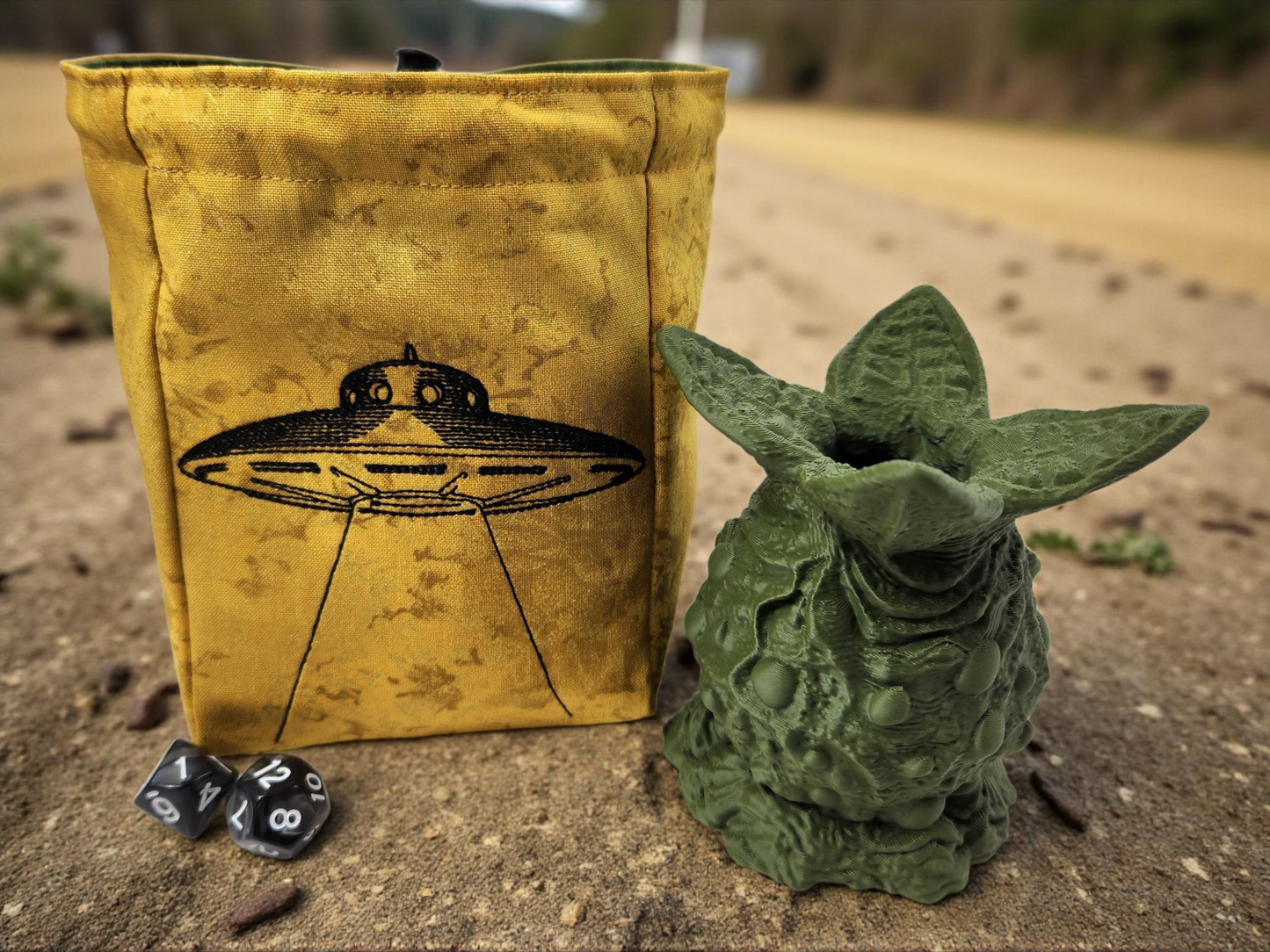 Alien gift set, large dice bag and alien pod dice container
