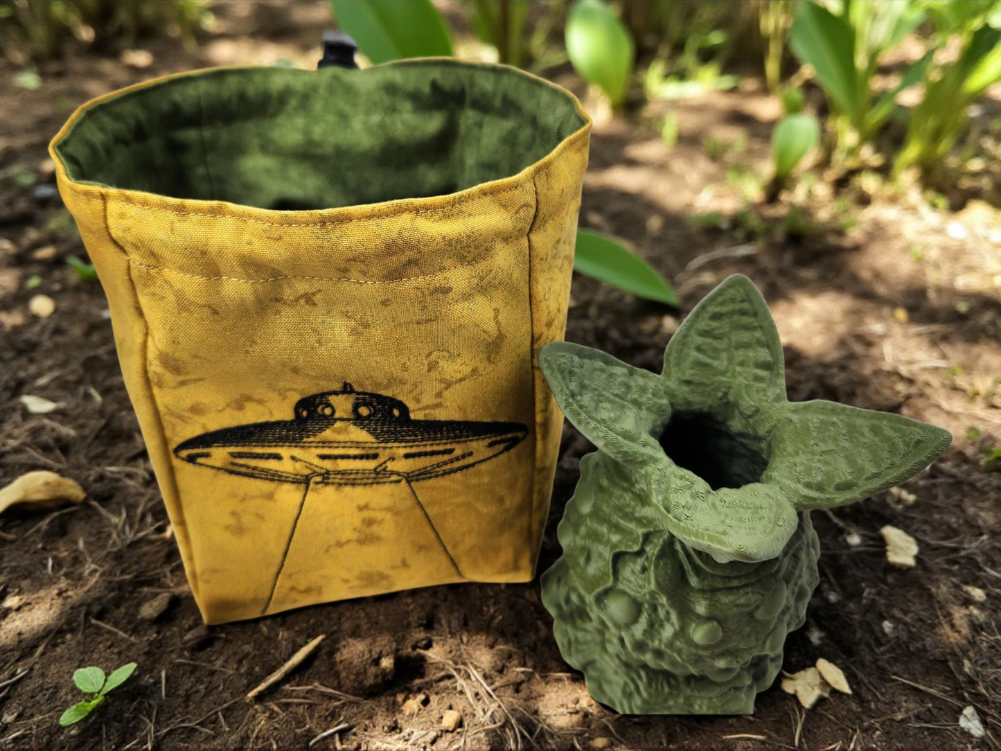 Alien gift set, large dice bag and alien pod dice container