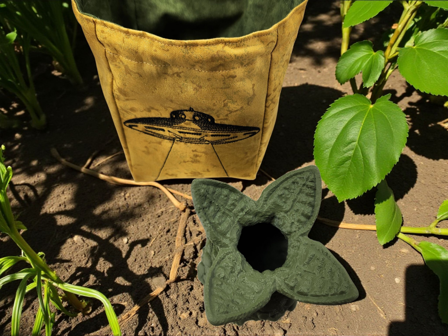 Alien gift set, large dice bag and alien pod dice container