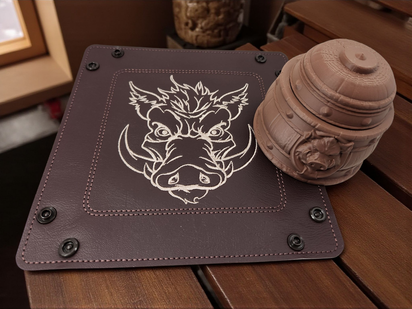 Boar's head gift set, dice tray and dice box