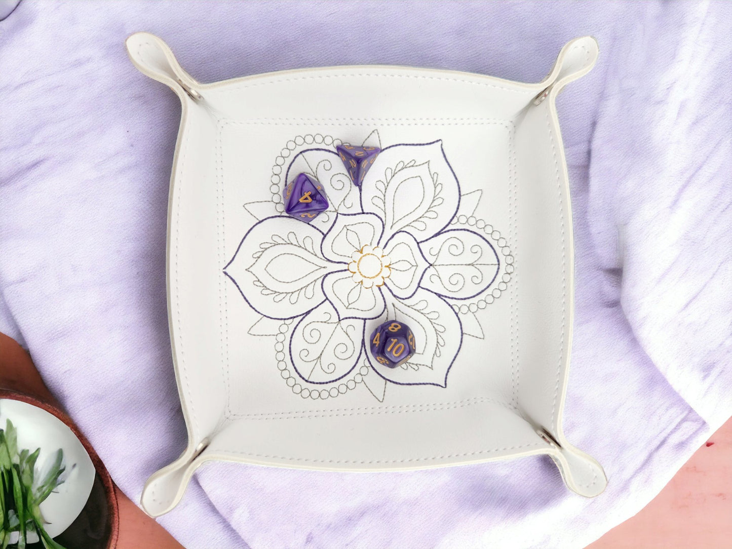 Magnolia dice tray, vintage style - Rowan Gate