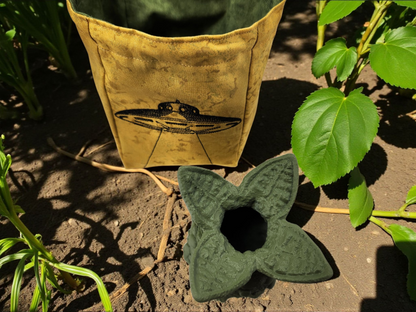 Alien gift set, large dice bag and alien pod dice container