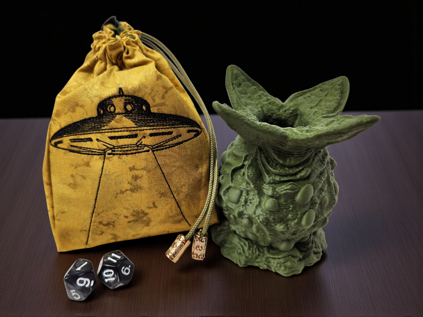 Alien gift set, large dice bag and alien pod dice container