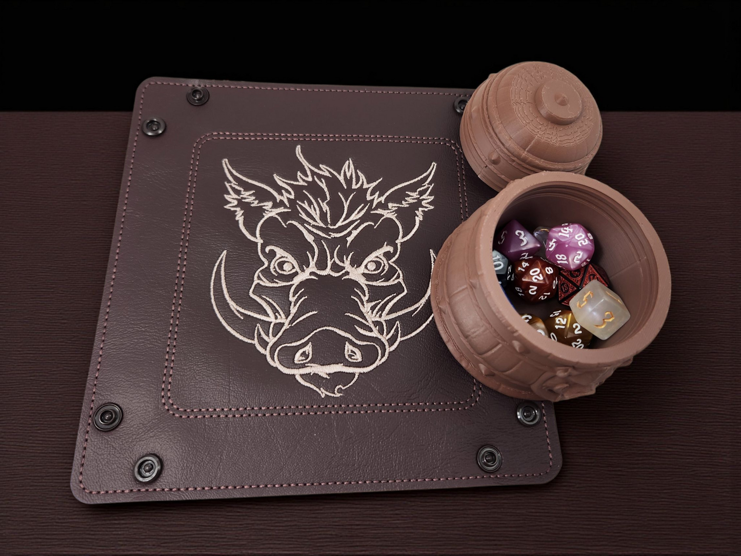Boar's head gift set, dice tray and dice box