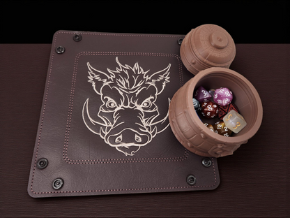 Boar's head gift set, dice tray and dice box
