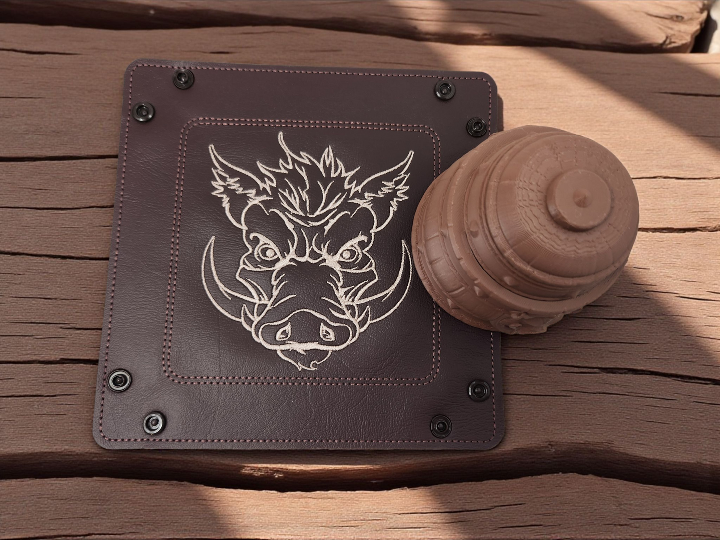 Boar's head gift set, dice tray and dice box