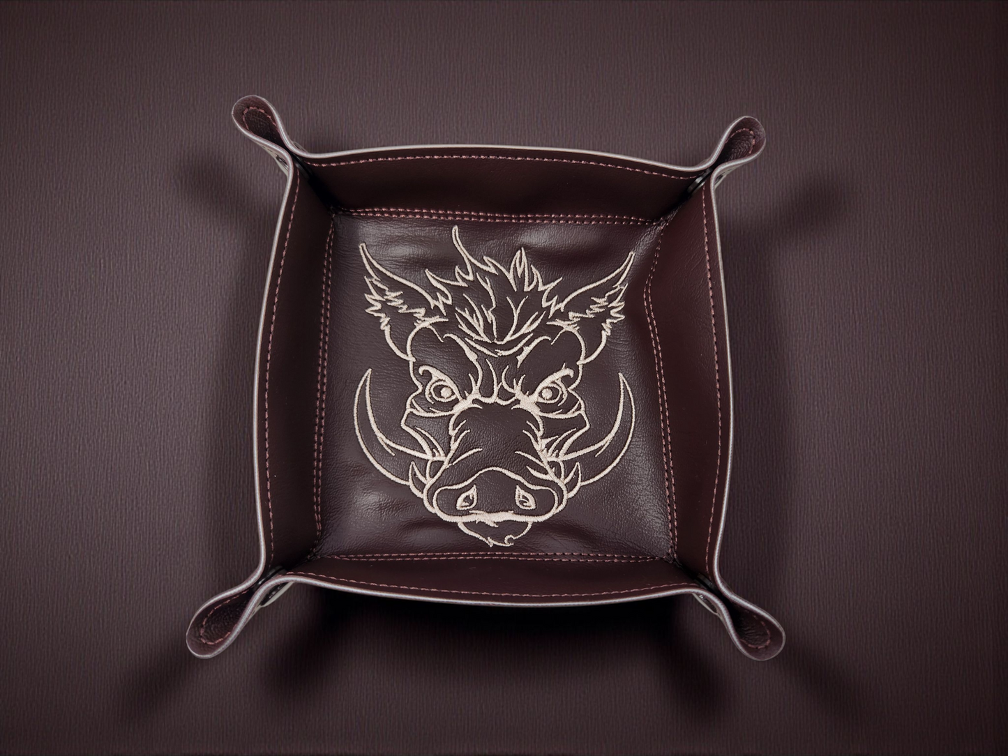 Boar's head gift set, dice tray and dice box