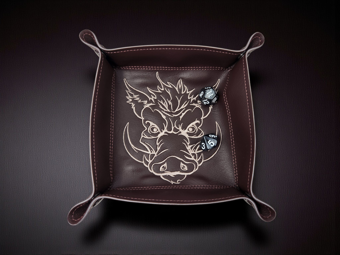 Boar's head gift set, dice tray and dice box