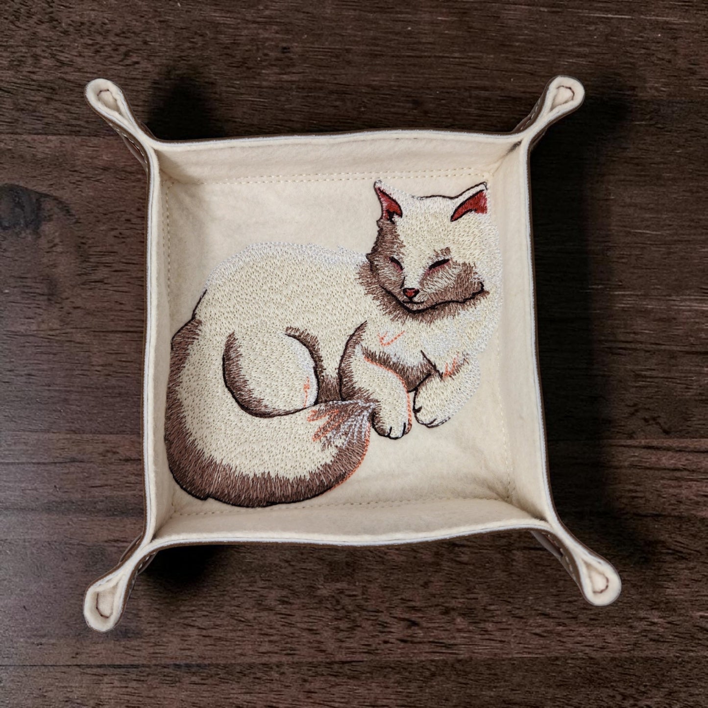 Fluffy white cat dice tray