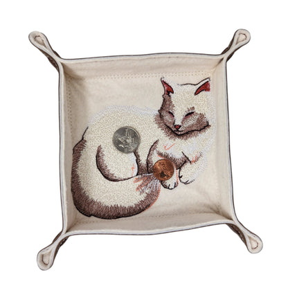 Fluffy white cat dice tray